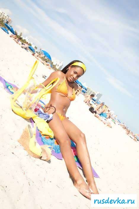 Голые бразильская девушка развратничает у бассейна (54 фото эротики)