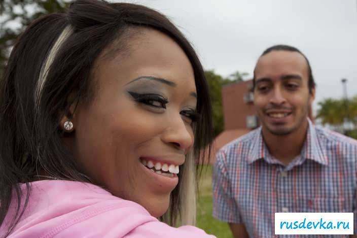 Раздетая телка с пробитым клитором (76 фото эротики)