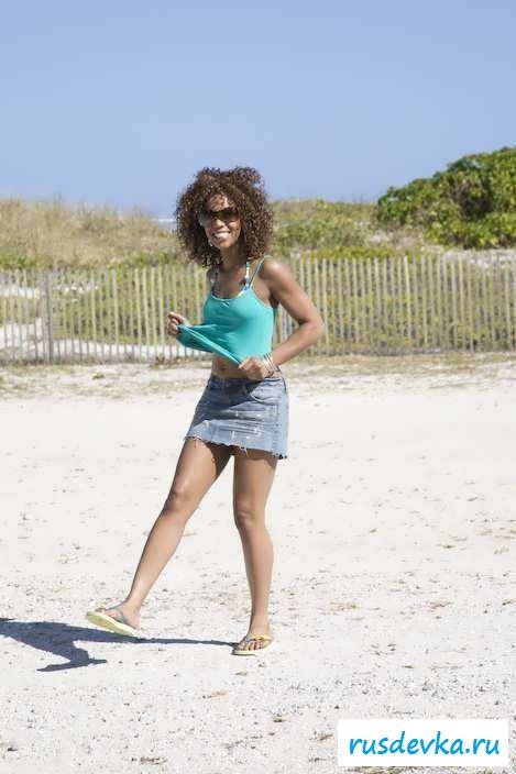 Обнаженная бразильская девушка с маленькой грудью (88 фото эротики)