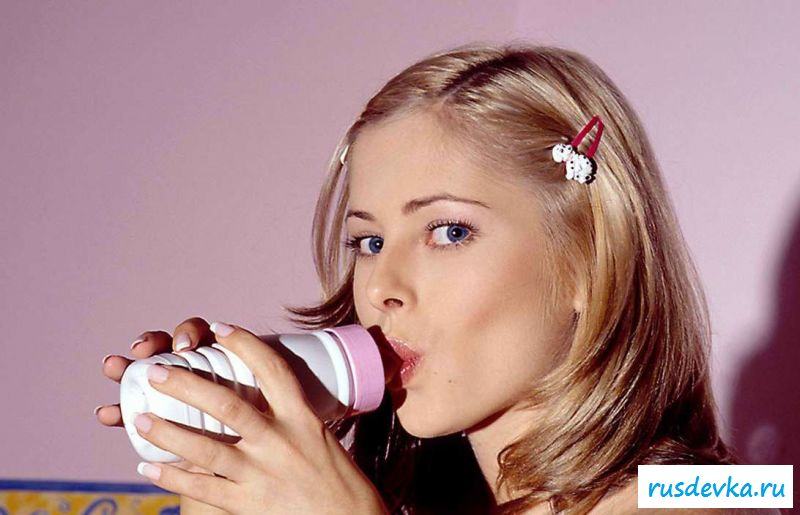 Раздетая девица прикована к кровати (29 фото эротики)