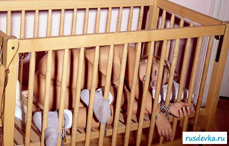 Раздетая девица прикована к кровати (29 фото эротики)