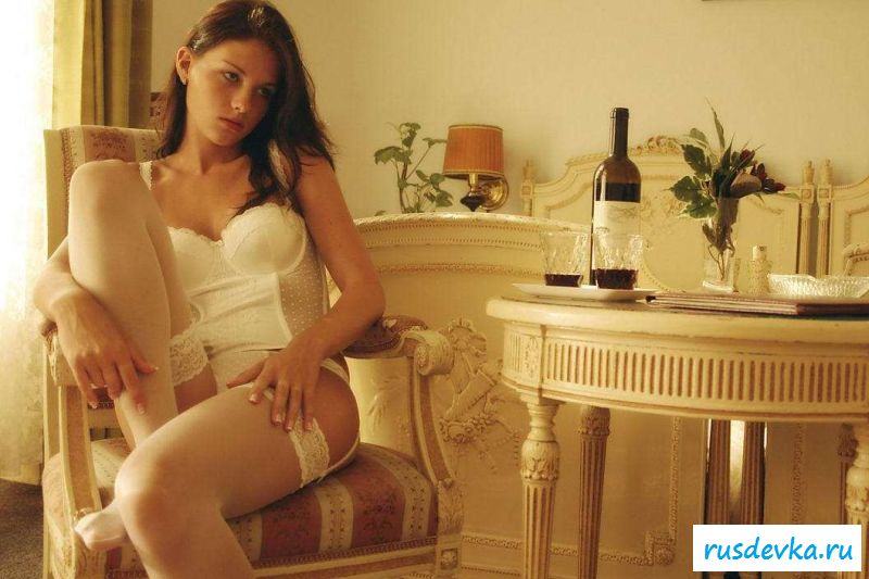 Раздетая манящая грудь девчонки на стуле (27 фото эротики)