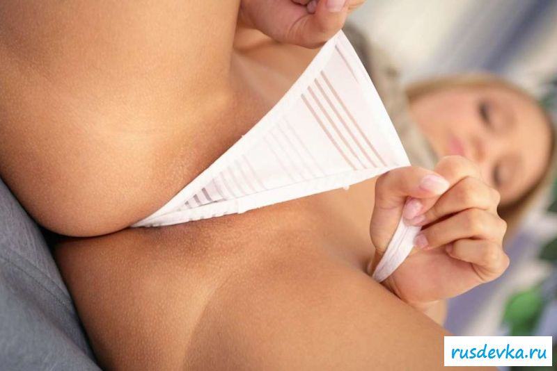 Голая девица с красивой киской на балконе (30 фото эротики)