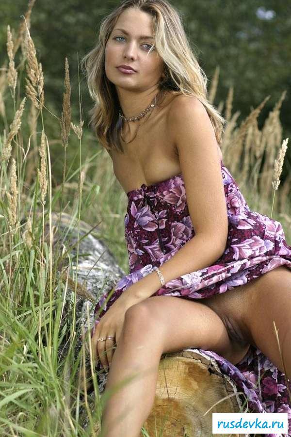 Эротика девахи с побритой писюшкой в лесу (19 фото)