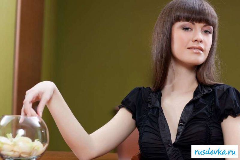 Обнаженная девица с маленькой грудью у зеркала (21 фото эротики)