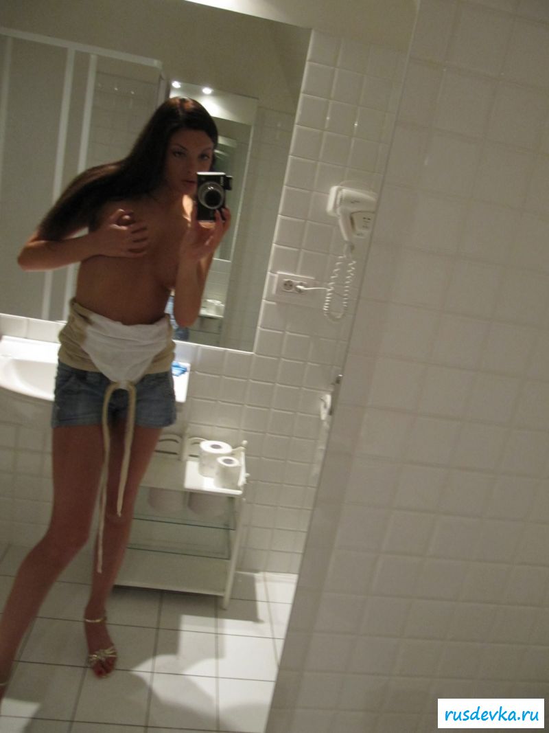 Развратная брюнетка эротично хвастает грудью