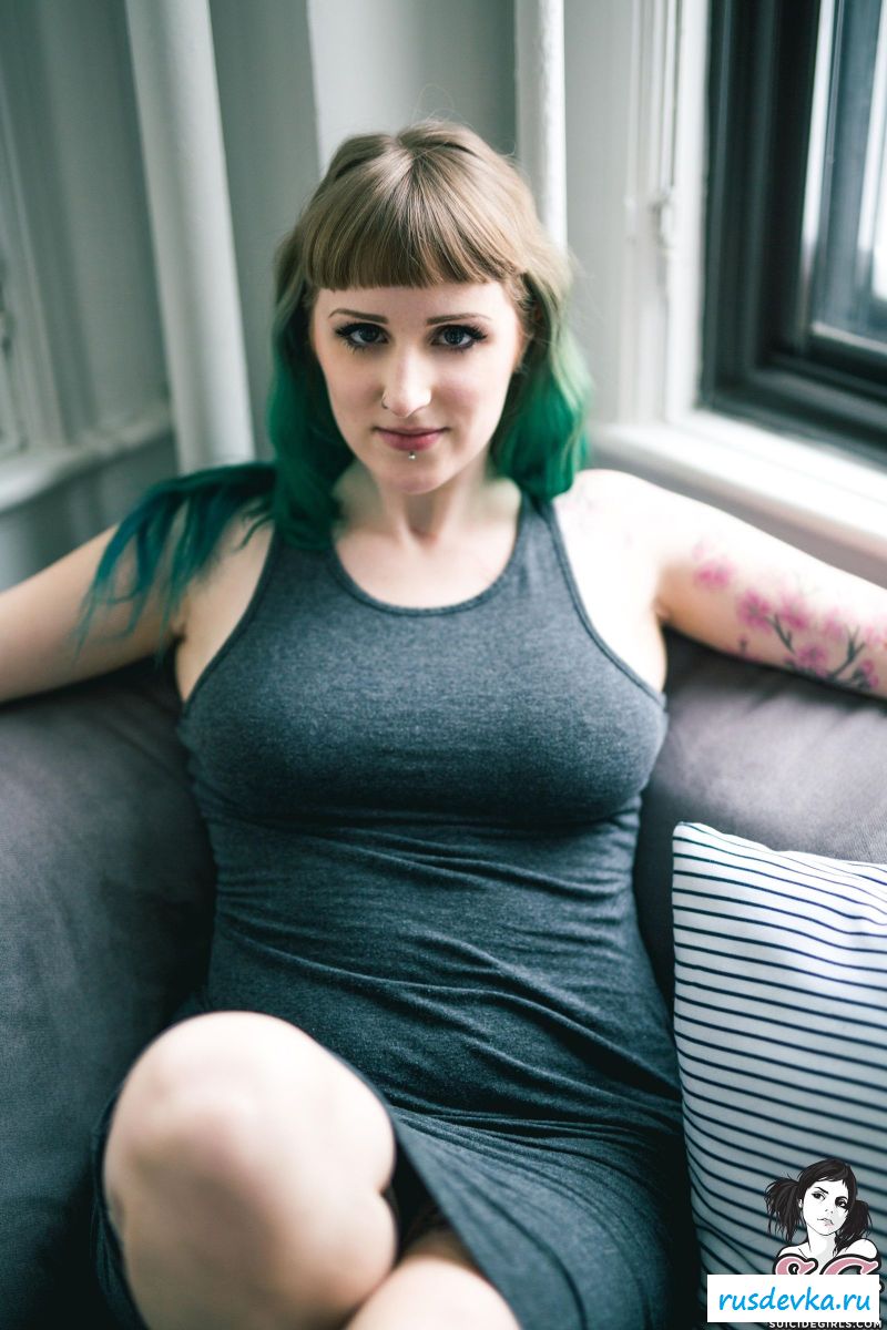 Раздетая эмо-девушка демонстрирует тело