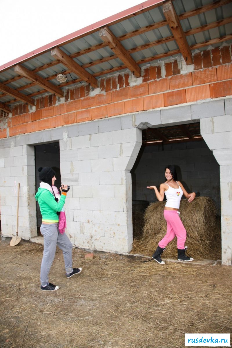 Веселые сучки эротично фотографируются в сарае