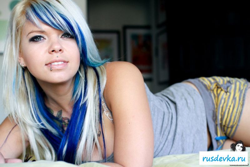 Голая голубоглазая девушка возбуждает мужчин