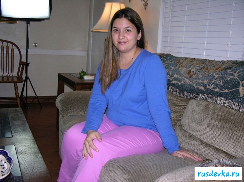 Русская девушка сексуально разделась в квартире