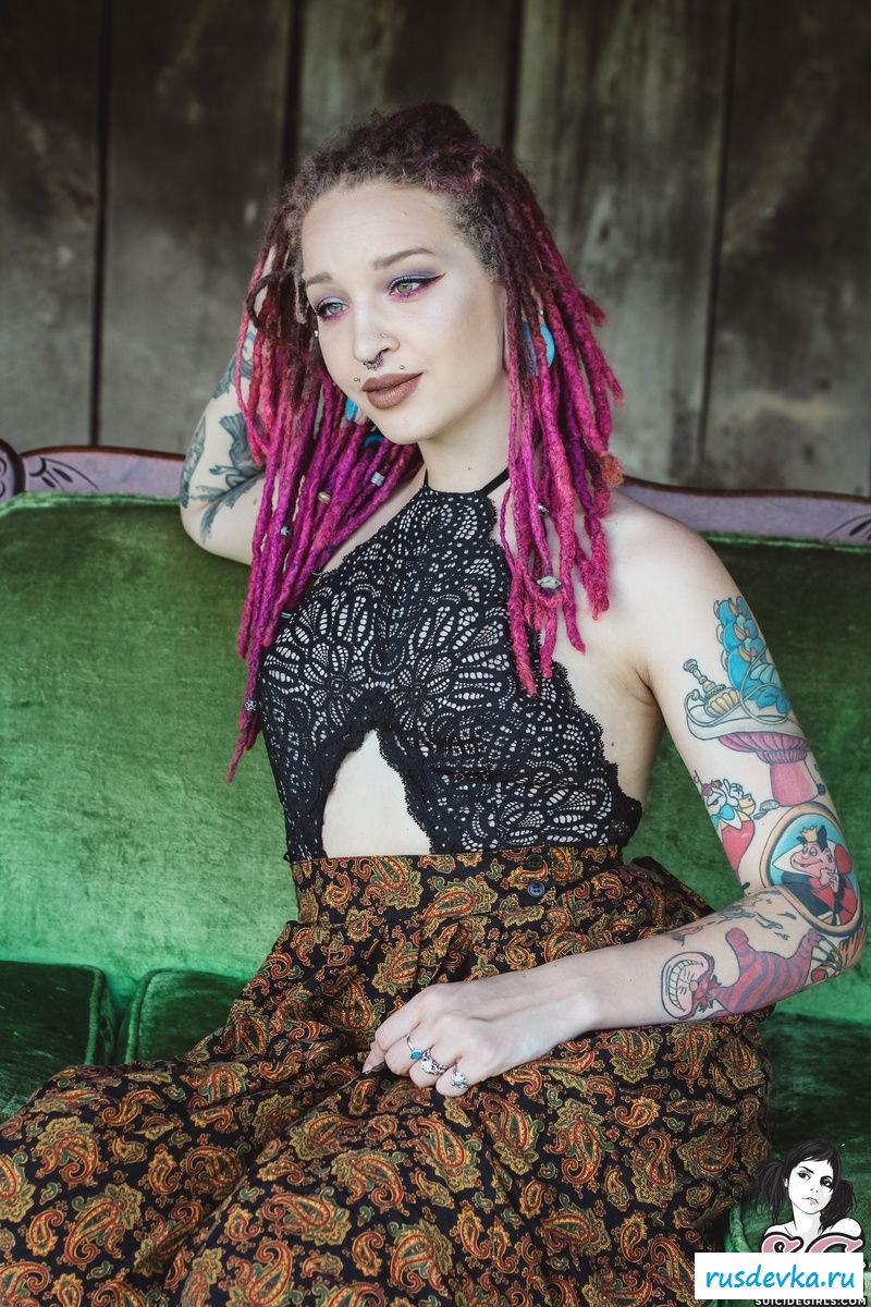 Желанная эмо красотка обнажает интимные места