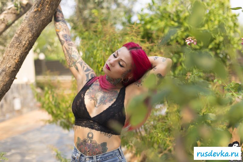 Раздетая незнакомка с аппетитной грудью