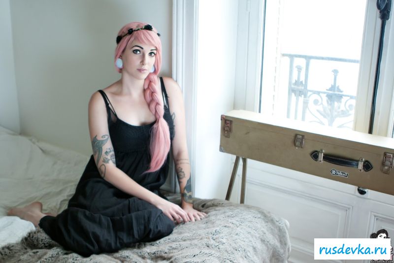 Развратная красотка эротично снимает черное белье