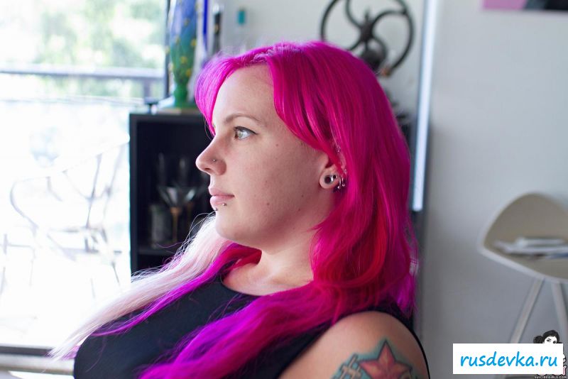 Раздетая женщина сменяет позы в доме - картинки