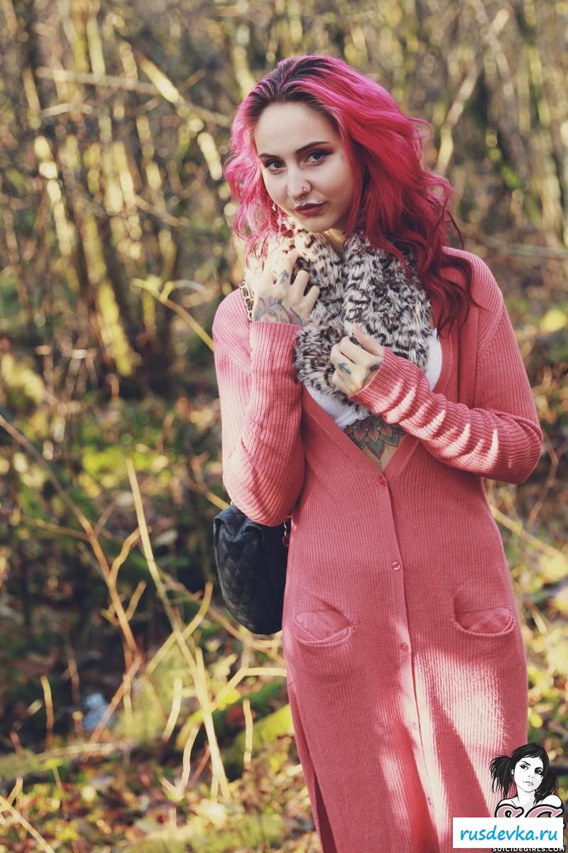 Худенькая девушка эмочка эротично позирует в лесу