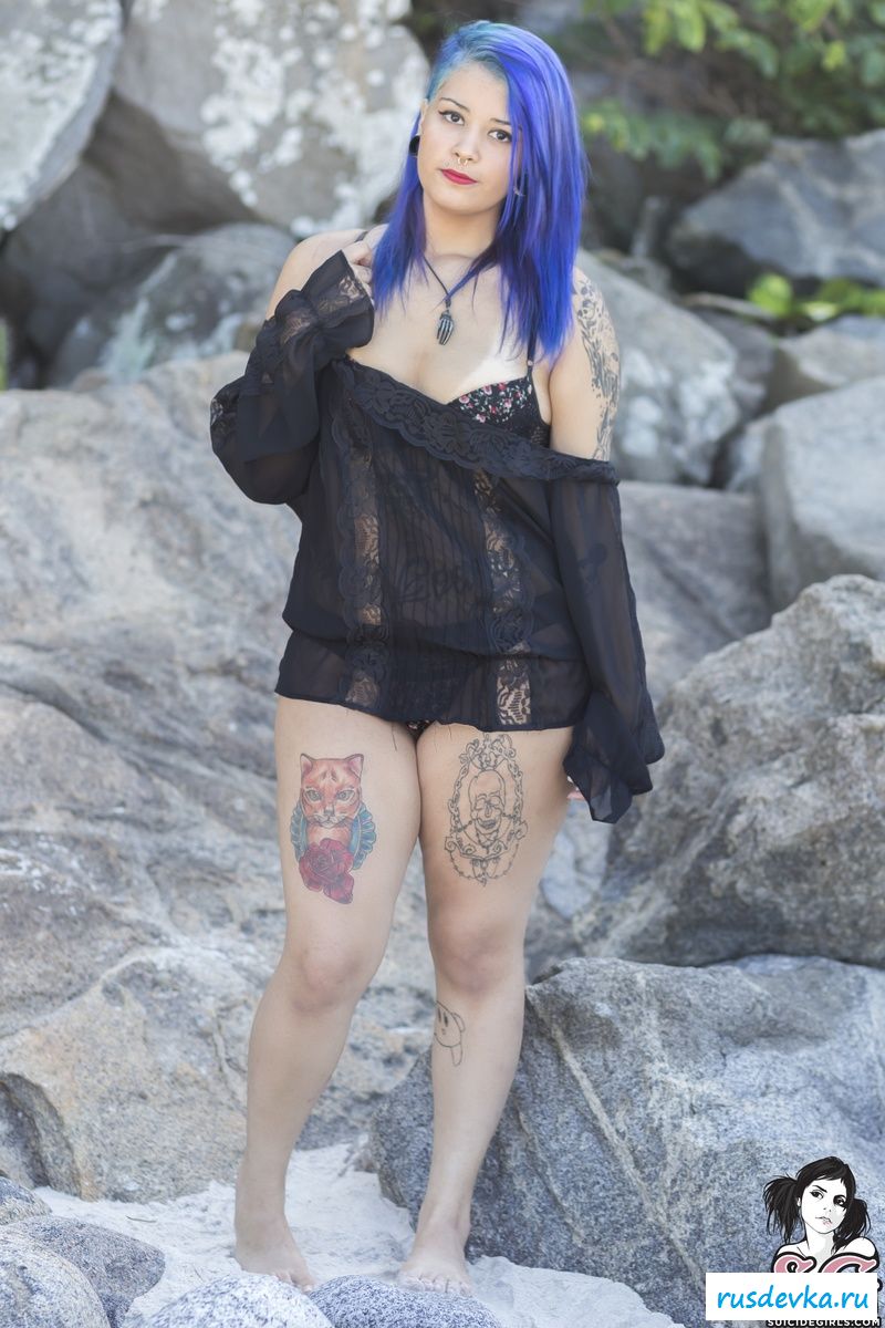 Ослепительная телочка обнажается посреди камней