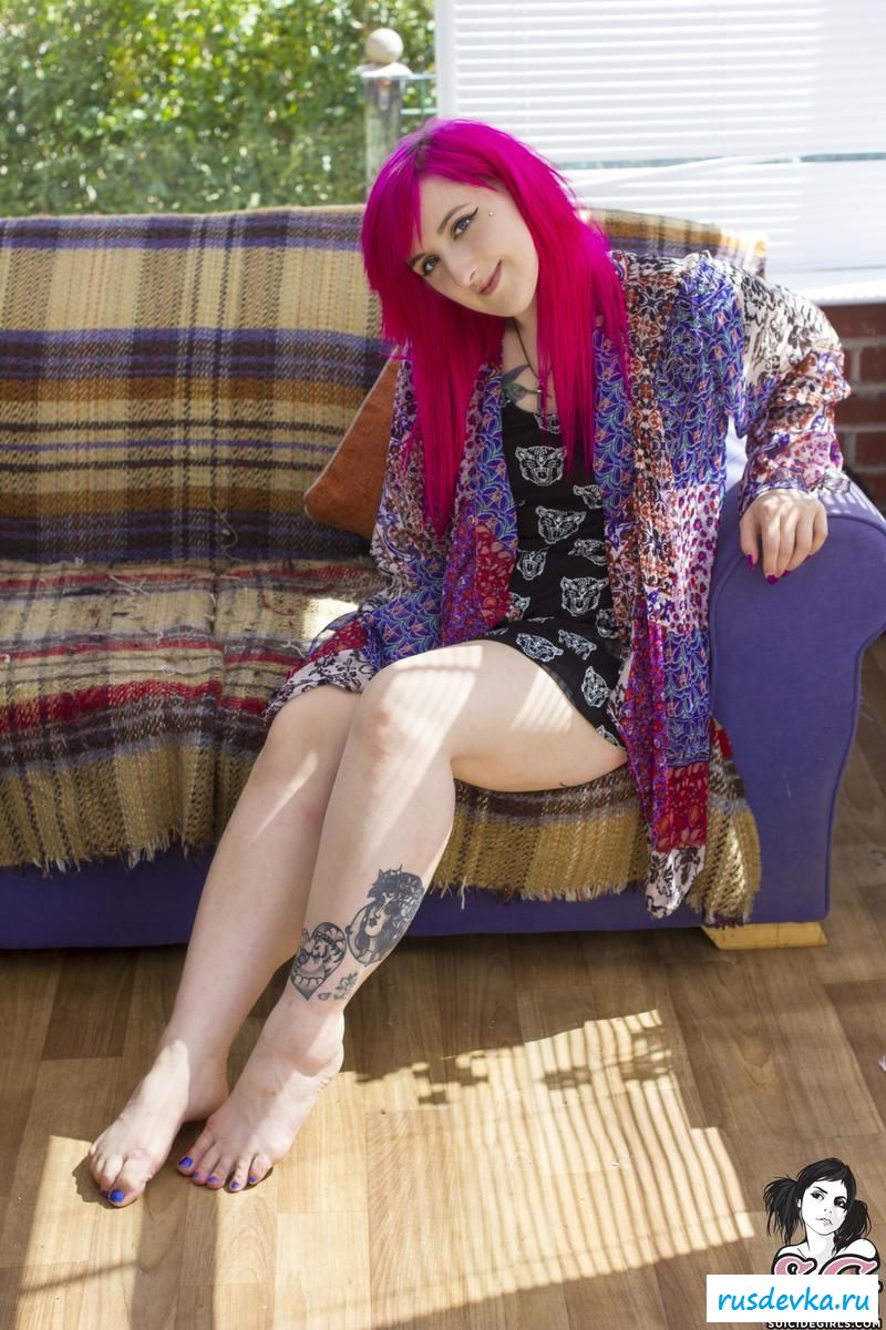 Женственная эмо разделась в квартире - фото