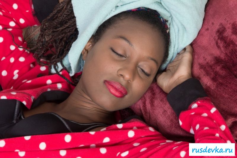 Красивая негритянка обнажила киску на диване