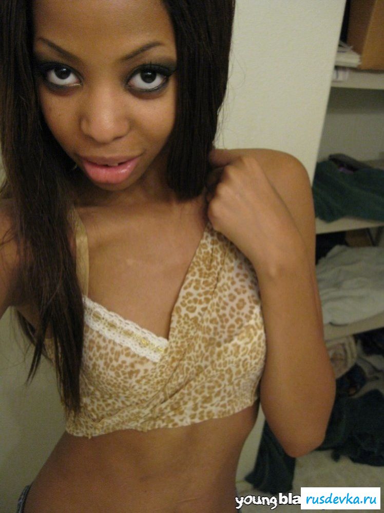 Обнаженная телочка с сережками на сосках