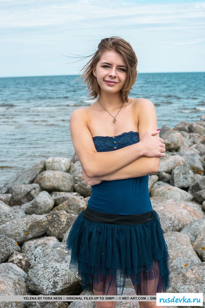 Фото голой на улице показала титьки на фоне моря