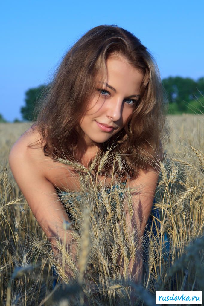 Раздетая озабоченная телка в поле