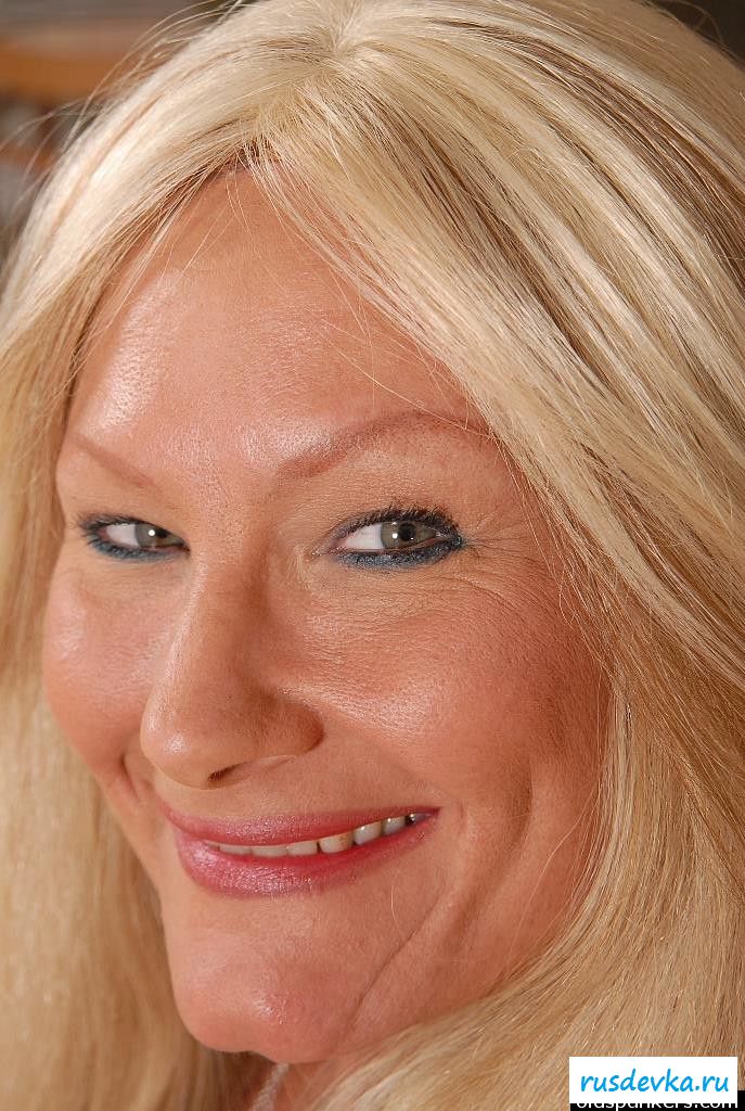 Раздетая подтянутая пожилая бодибилдерша