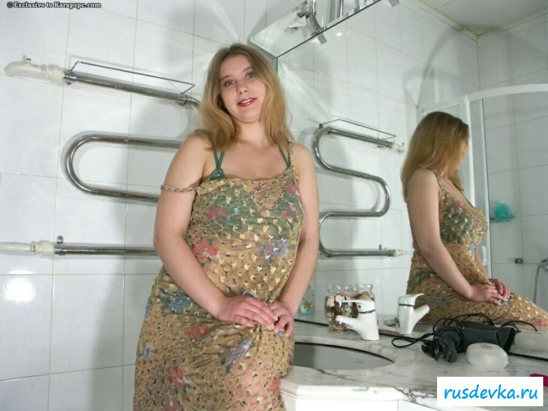 Барышня снимает белье и обнаженной позирует в кабинке