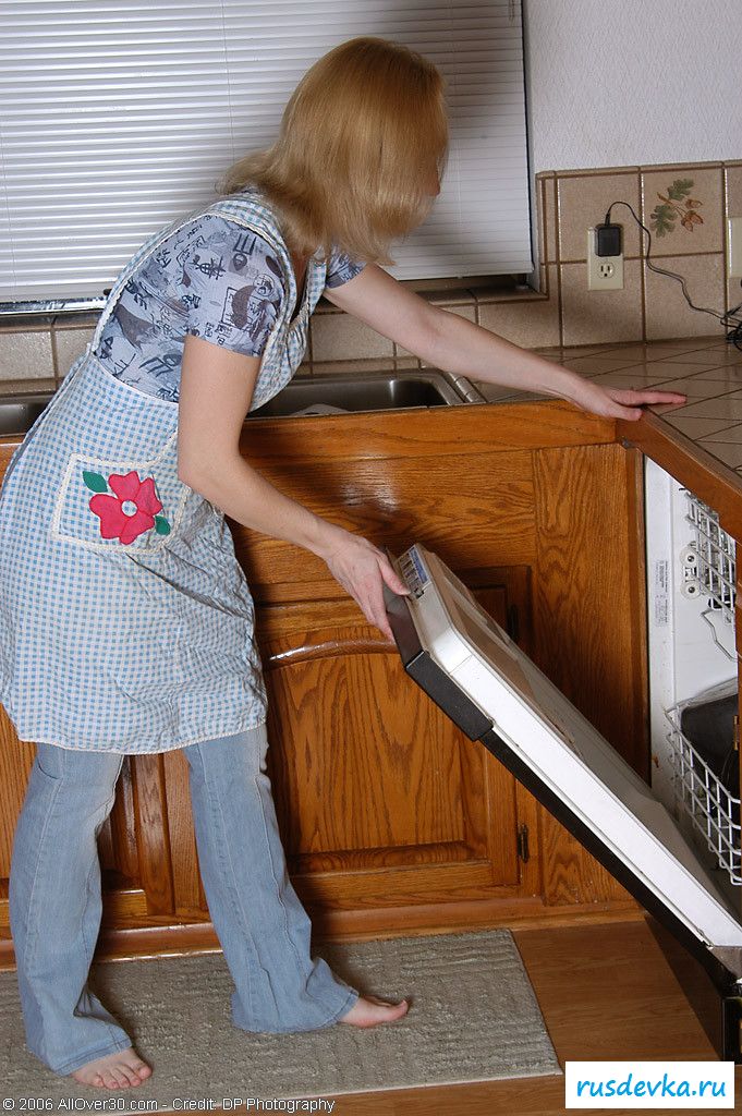 Милфа собирается оголить себя перед обедом (картинки)