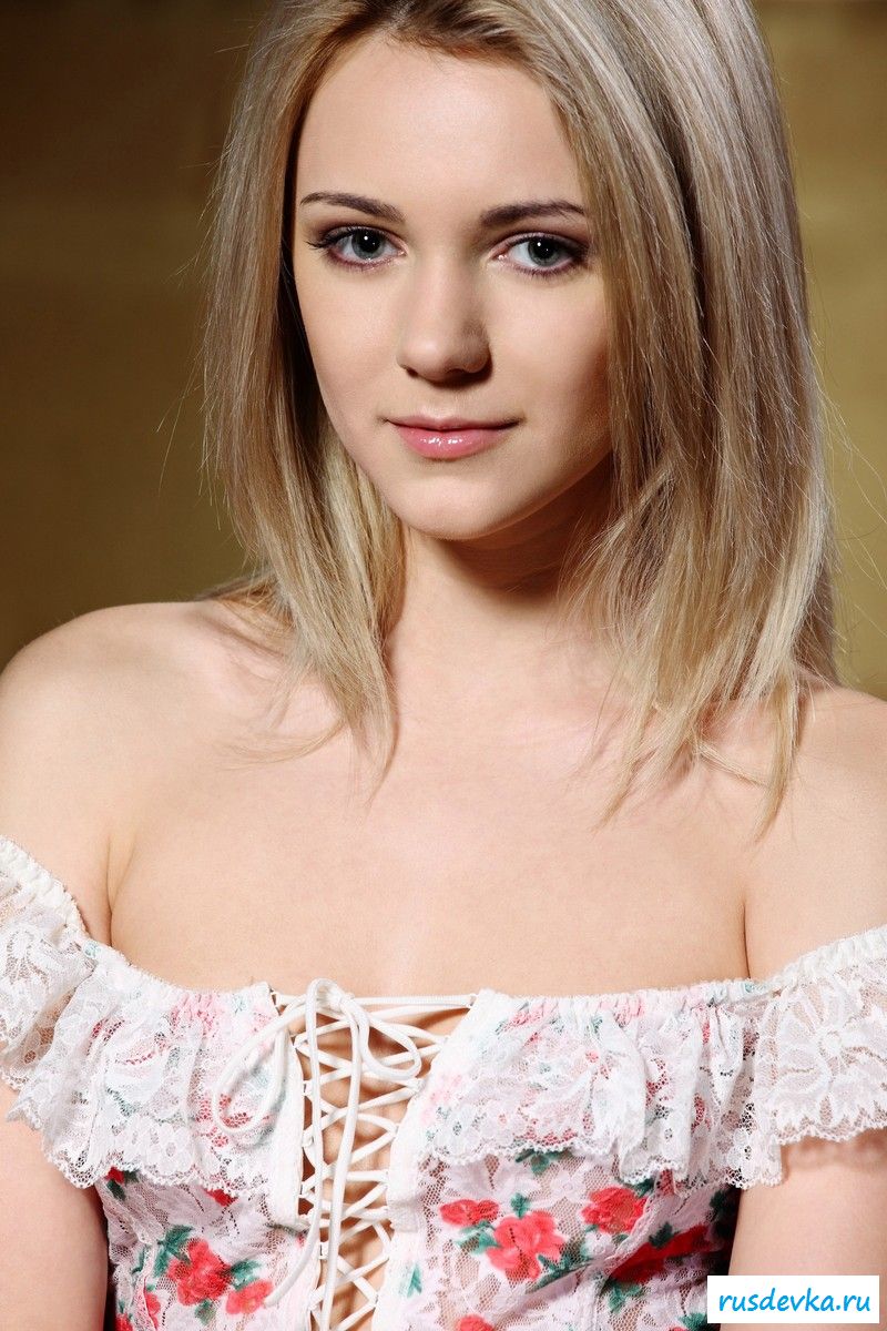 Раздетая русская девчонка с приятной грудью (21 фото)