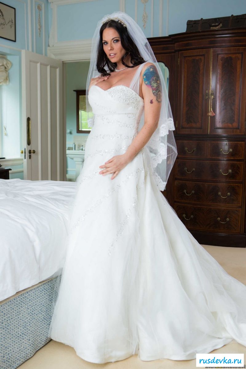 Грудастая супруга эротично снимает свадебное платье