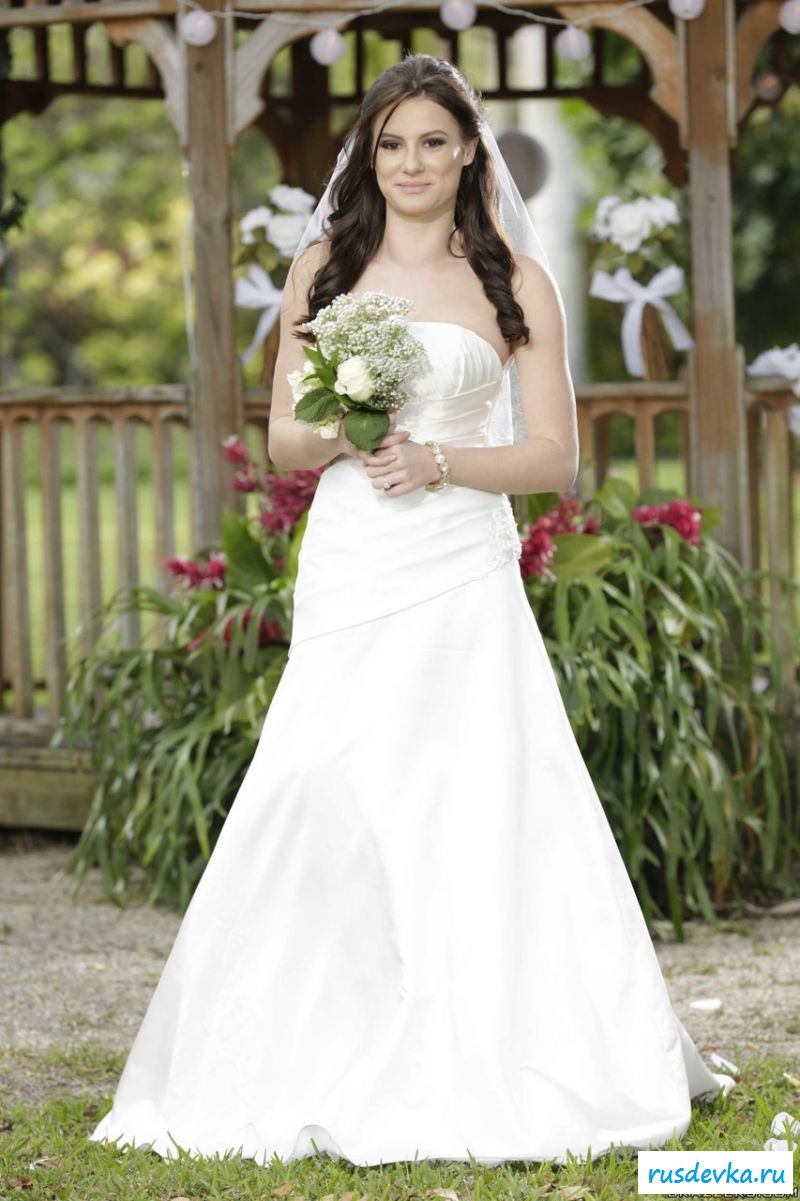 Симпатичная девчурка оголяется перед беседкой, снимая белое платье