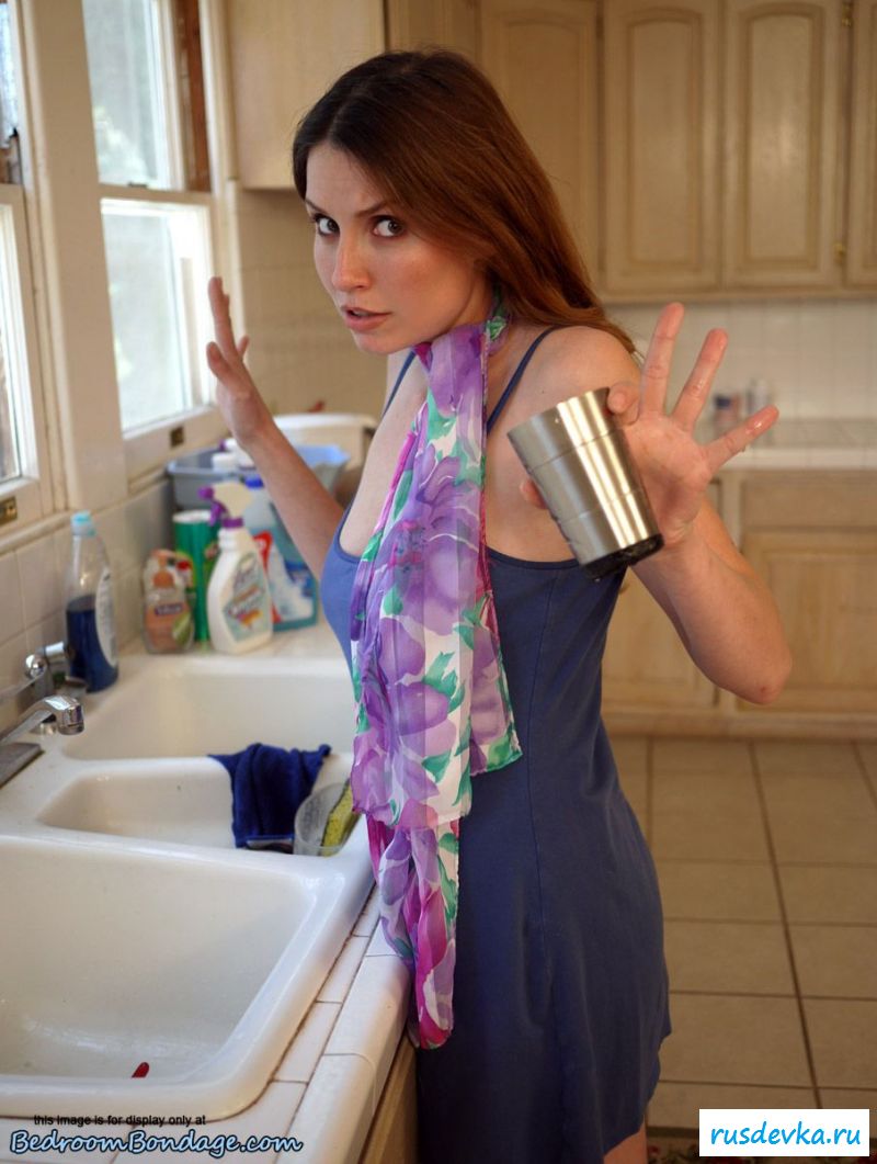 Домохозяйку обвязали веревкой и обнажили прелести на камеру