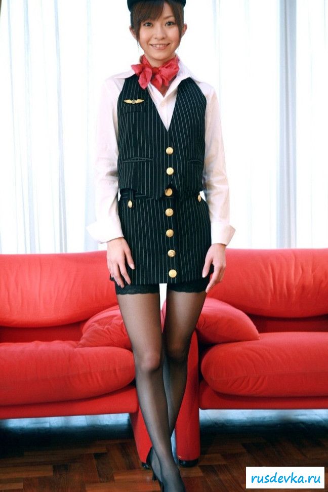 Обнаженная девка с маленькой попкой на диване (22 фото)