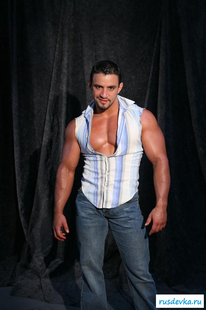 Голый самец с мышцами покажет горячий хер (26 фото)