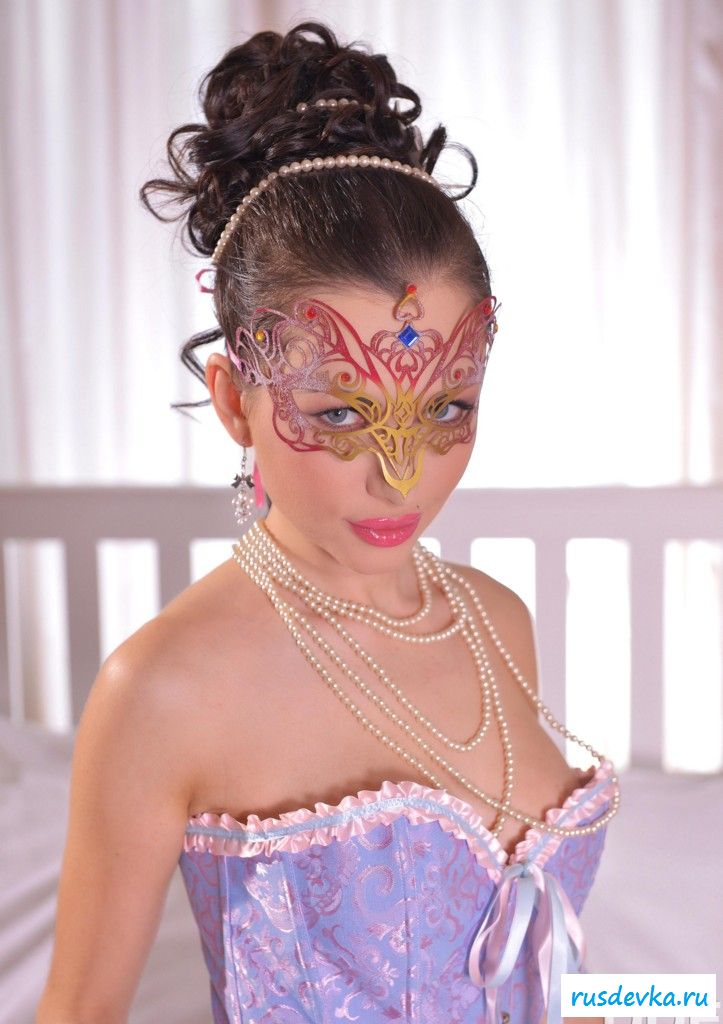 Раздетая принцесса в спальне после балла (картинки)