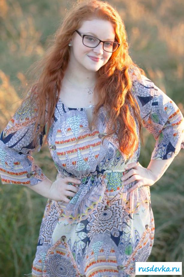 Татуировки обнаженной пышки в поле на траве (20 фото)