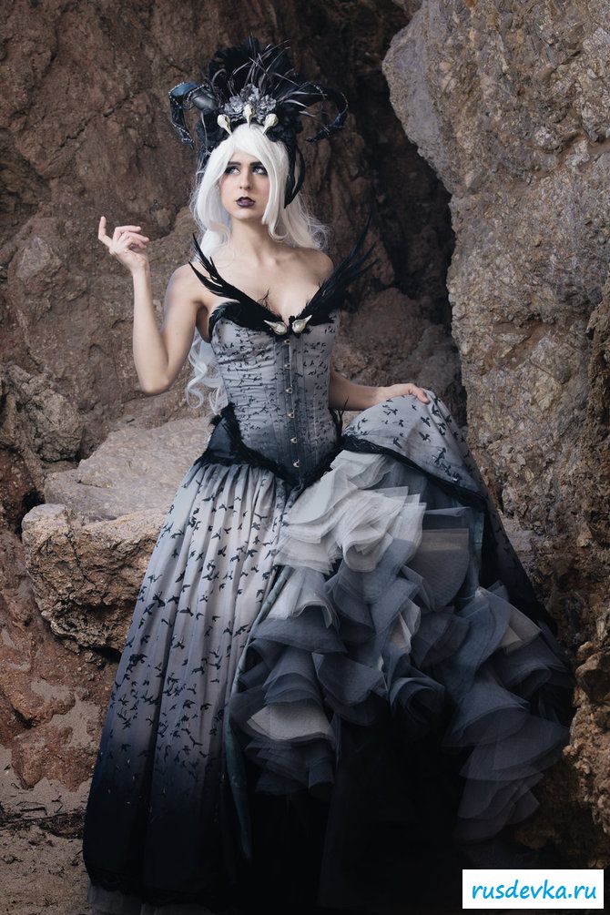 Голая деваха предстанет в разных образах героев (50 фото)