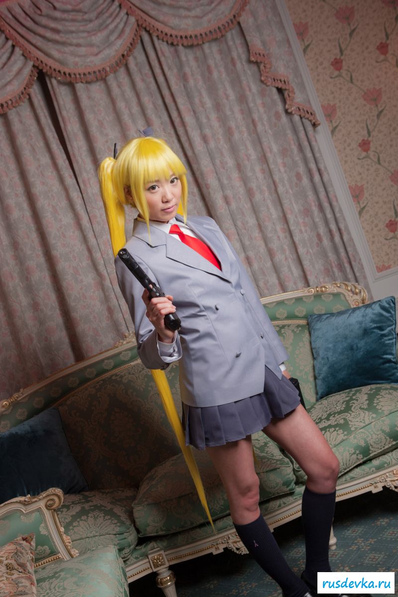 Косплейщица с голой пилоткой и длинными волосами (46 фото)