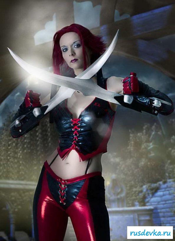 Обнаженная косплейная вампирша с сексуальными буферами (20 фото)