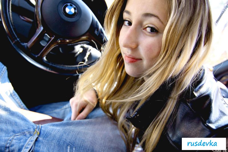 Курящая телочка удовлетворила минетом водителя (20 фото)