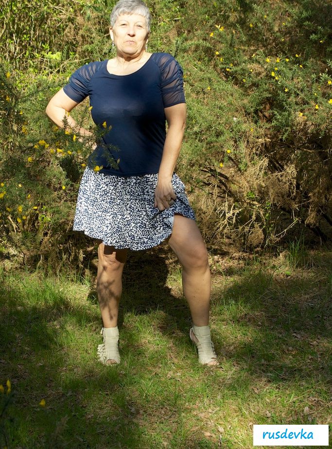 Дама в годах решила показать голую письку в парке