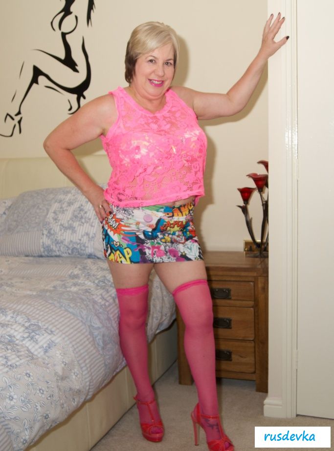 Толстая и зрелая незнакомка эротично сверкает сиськами