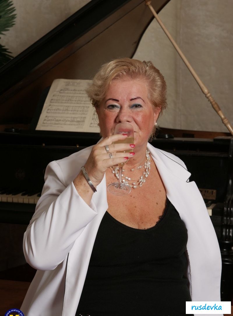 Учительница пения показала женскую красоту в эротике