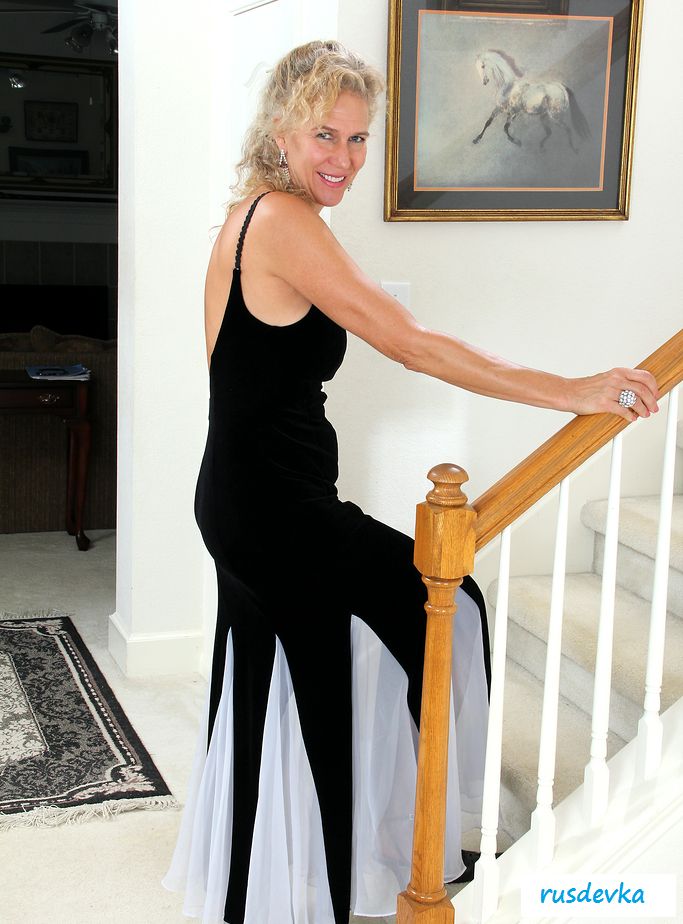 Старуха эротично снимает шикарное платье у лестницы