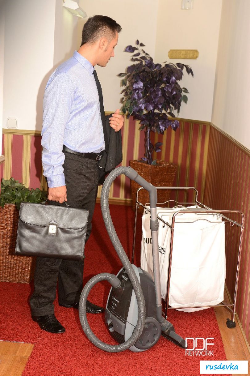 Богатый мужик трахает горничную