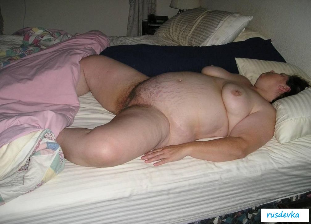 Спящие голые толстушки