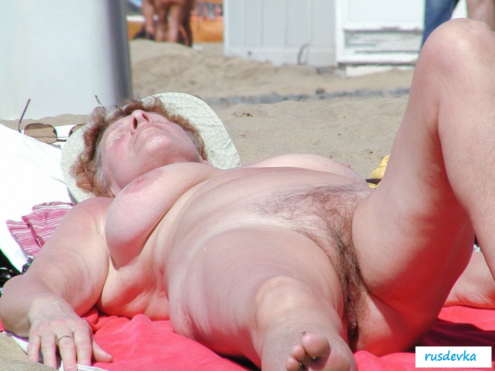 Старушка загорает без трусов