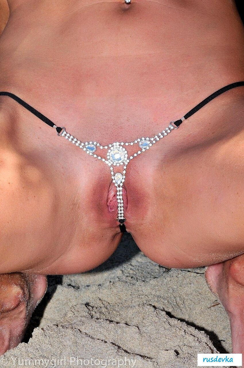 Клитор в микро стрингах