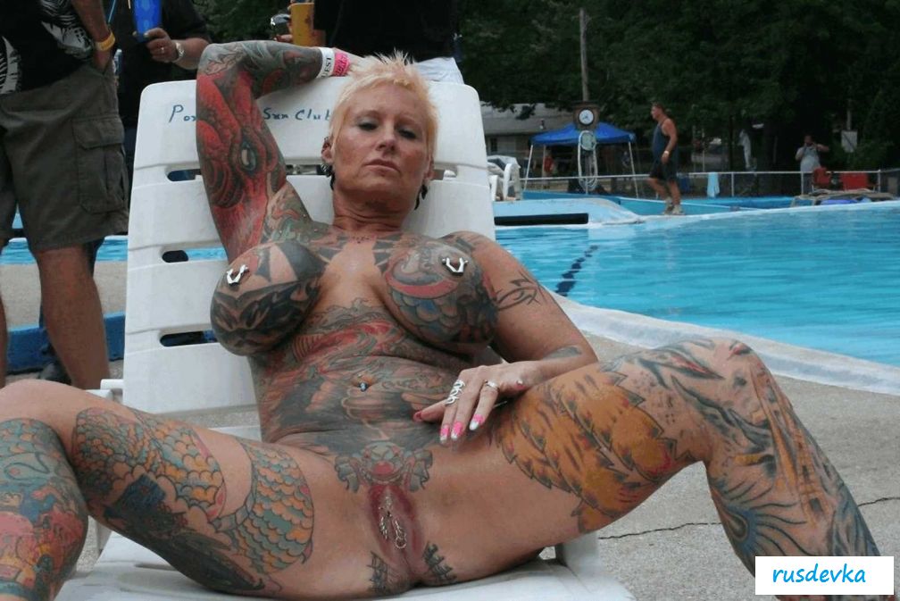 Голые девки в тату салоне