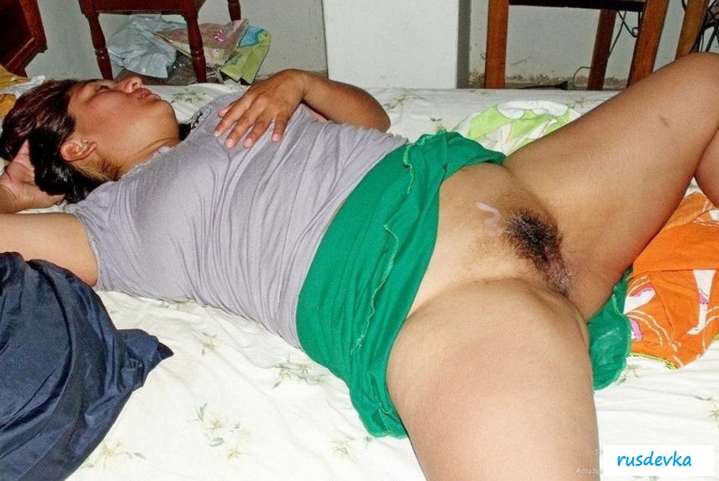 Спящие голые зрелые на животе